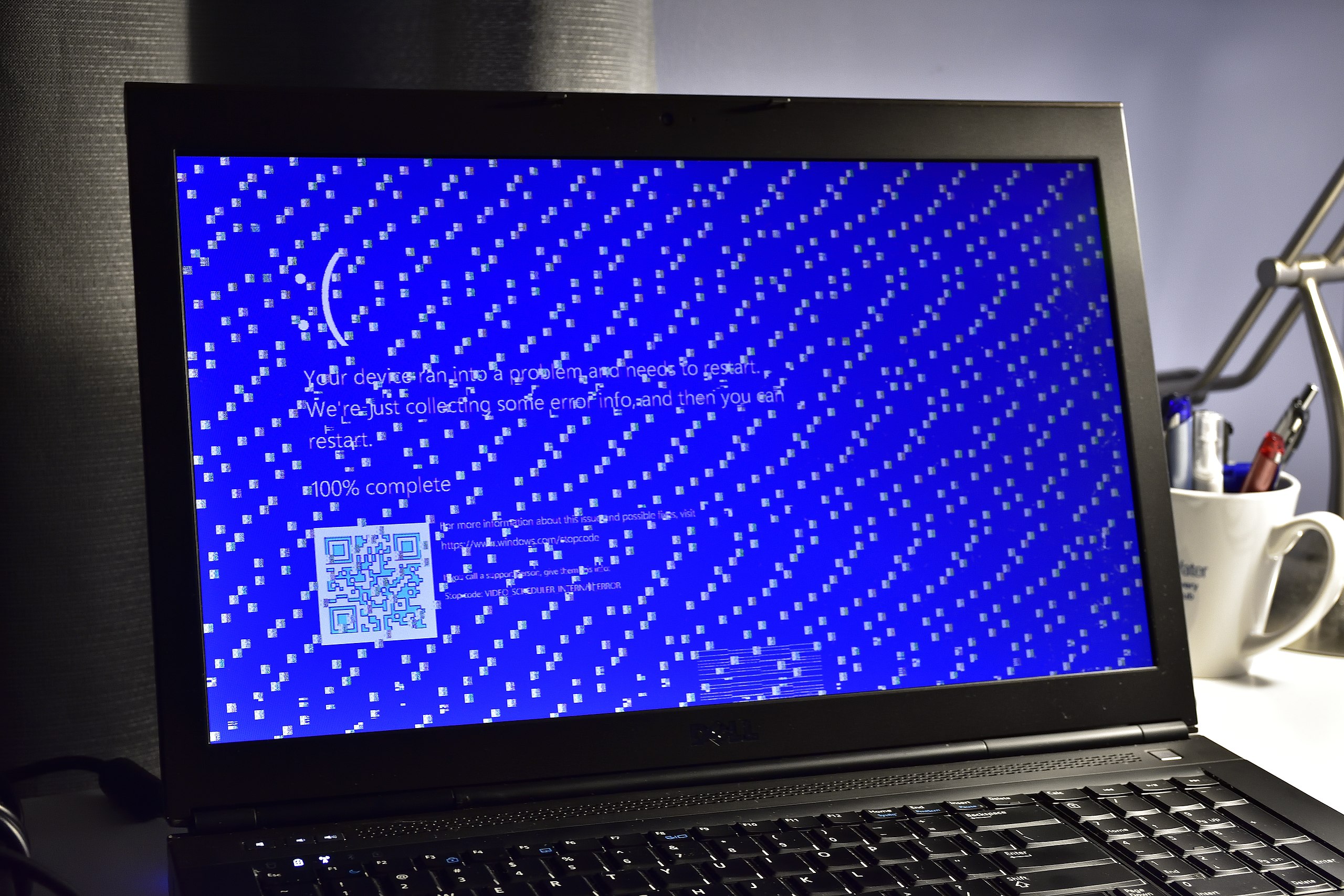 Ноутбук появляется синий экран. BSOD Windows 10. Cby7bz 'rhfy. Синий монитор. Синий экран на компьютере.